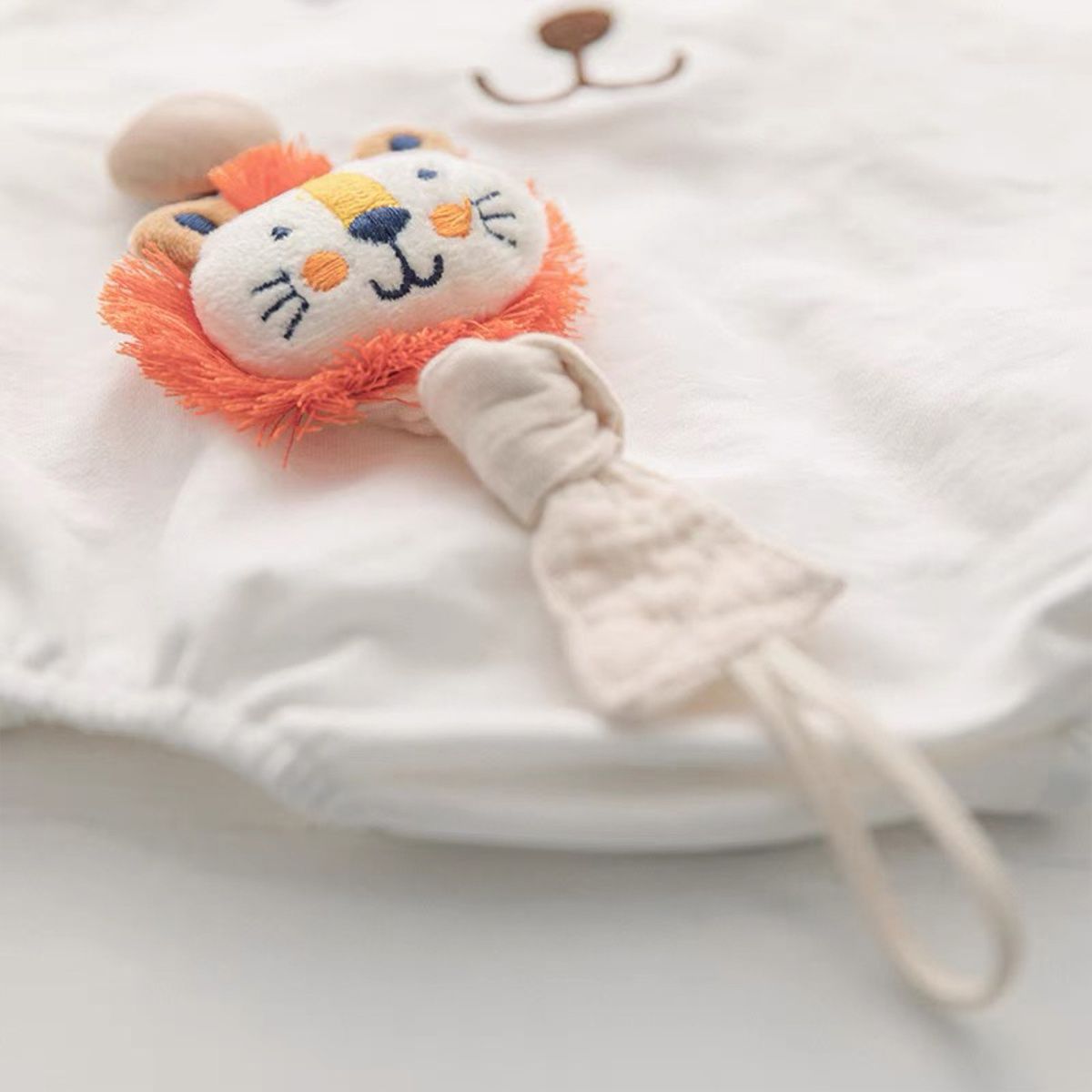 Cotton Dummy Clip, Knitted Soother Holder with Plush Motif & Beech Wood Clip, 27 cm, 8 Designs, close-up detail